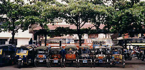 Samlor und Tuk-Tuk beim Bus-Hof von Chiang Rai (21.9 K)