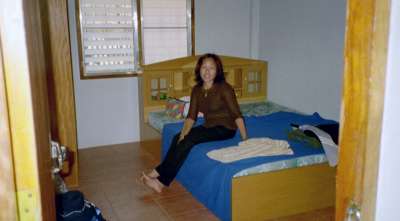 Mae Na Chorn, Chiang Mai Provinz, Thailand: Noi im G&auml;stehaus: Gut gesch&uuml;tzt gegen die Moskitos. Einfach, aber mit allem notwendigen eingerichtete Zimmer verw&ouml;hnten uns und unseren Fahrer mit ungewohnter K&uuml;hle. In der Nacht brauchten wir sogar die bereitliegenden Decken!