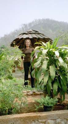 Mae Na Chorn, Chiang Mai Provinz, Thailand: Noi besichtigt das wundersch&ouml;ne und mit Liebe gebaute Dorf.